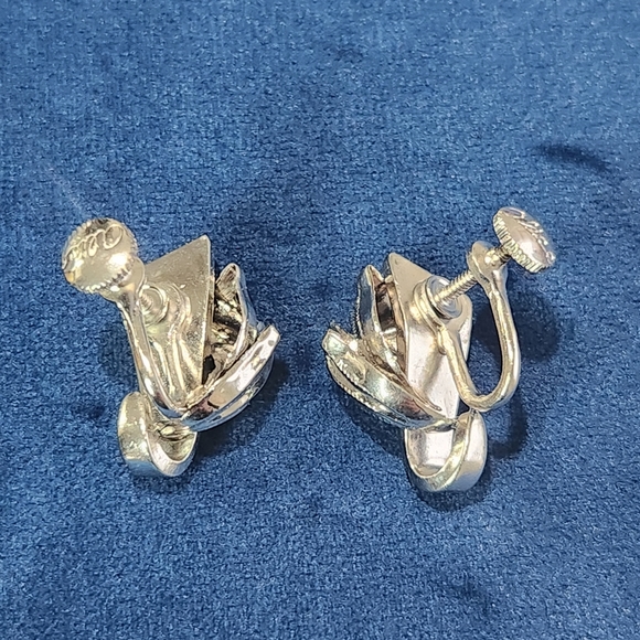 Alice Vintage 60s Filigree Silver Ribbon Screw Back Earrings - Picture 6 of 8